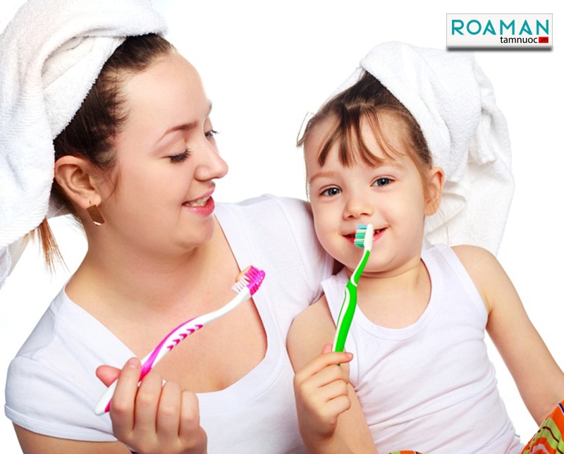 Hướng dẫn trẻ giữ vệ sinh răng miệng mỗi ngày. (Ảnh: Internet).