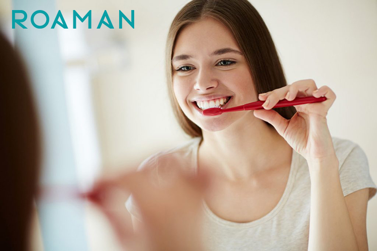 Đánh răng sau dùng chỉ nha khoa để bạn có thể ngâm bàn chải vào peroxide giúp diệt vi khuẩn