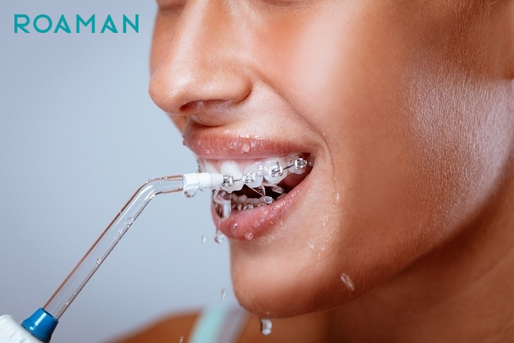 Bạn nên dùng máy tăm nước kết hợp cùng chỉ nha khoa để loại bỏ vi khuẩn tích tụ trong răng miệng