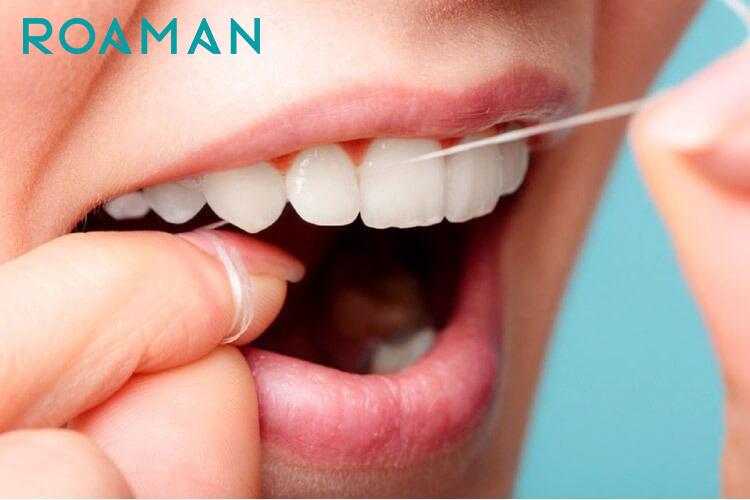 Chỉ nha khoa giúp làm sạch những nơi mà bàn chải không thể xuyên qua như khoảng trống giữa các răng