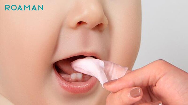 Cách vệ sinh răng miệng cho trẻ sơ sinh bằng khăn