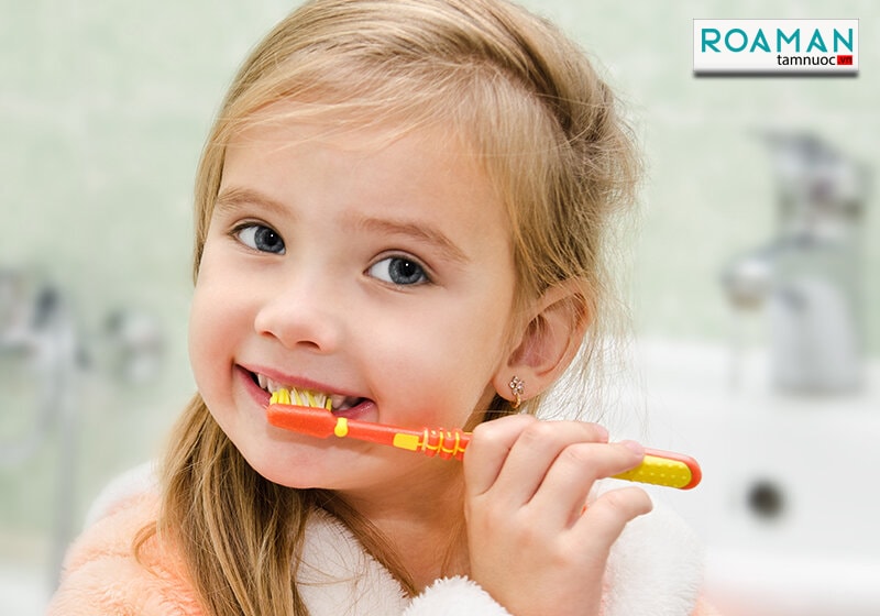 Lựa chọn bàn chải và kem đánh răng phù hợp cho trẻ. (Ảnh: Internet)